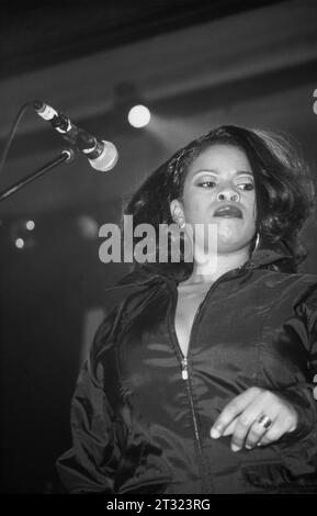 MAYSA, INCOGNITO, 1996: Die US-amerikanische Jazzsängerin Maysa Leak sang mit der britischen Soul-Gruppe Incognito auf ihrer UK-Tour in der Cardiff University Students Union Great Hall im Oktober 1996. Foto: Rob Watkins. INFO: Incognito, eine britische Acid-Jazz-Band, die 1979 in London gegründet wurde, revolutionierte das Genre mit ihrer Fusion aus Jazz, Funk, Soul und Tanzmusik. Stockfoto