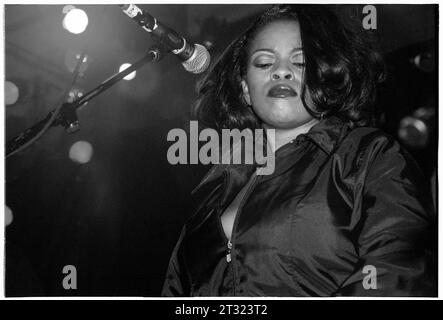 MAYSA, INCOGNITO, 1996: Die US-amerikanische Jazzsängerin Maysa Leak sang mit der britischen Soul-Gruppe Incognito auf ihrer UK-Tour in der Cardiff University Students Union Great Hall im Oktober 1996. Foto: Rob Watkins. INFO: Incognito, eine britische Acid-Jazz-Band, die 1979 in London gegründet wurde, revolutionierte das Genre mit ihrer Fusion aus Jazz, Funk, Soul und Tanzmusik. Stockfoto