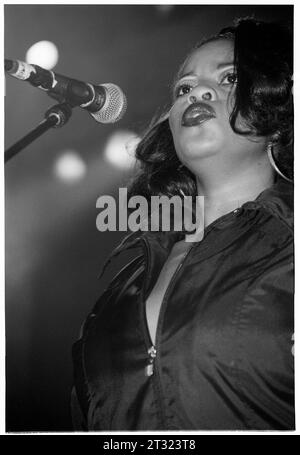 MAYSA, INCOGNITO, 1996: Die US-amerikanische Jazzsängerin Maysa Leak sang mit der britischen Soul-Gruppe Incognito auf ihrer UK-Tour in der Cardiff University Students Union Great Hall im Oktober 1996. Foto: Rob Watkins. INFO: Incognito, eine britische Acid-Jazz-Band, die 1979 in London gegründet wurde, revolutionierte das Genre mit ihrer Fusion aus Jazz, Funk, Soul und Tanzmusik. Stockfoto