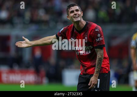 Mailand, Italien. Oktober 2023. Christian Pulisic vom AC Milan protestierte während des Fußballspiels der Serie A 2023/24 zwischen dem AC Milan und Juventus FC im San Siro Stadion, Mailand, Italien am 22. Oktober 2023 Credit: Independent Photo Agency/Alamy Live News Stockfoto
