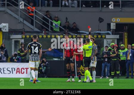 Mailand, Italien. Oktober 2023. Malick Thiaw von der roten Karte des AC Mailand während des Fußballspiels der Serie A 2023/24 zwischen dem AC Mailand und Juventus FC im San Siro Stadium, Mailand, Italien am 22. Oktober 2023 Credit: Independent Photo Agency/Alamy Live News Stockfoto