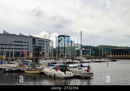 Belfast, County Down, Nordirland Juli 30 2023 - Privatyachten in Titanic Marina Belfast mit W5-Zentrum auf der Titanic Mile Stockfoto