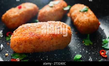 Braten köstlicher Schnitzel in Nahaufnahme. Archivmaterial. Schöne ovale Schnitzel werden in der Pfanne gebraten. Saftige Schnitzel werden in der Pfanne mit gebraten Stockfoto