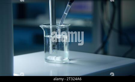 Rotierende Substanz im Glas von Flüssigkeit im Labor. Archivmaterial. Chemisches Experiment mit Substanz und Flüssigkeit im Kolben. Professionelle Chemikalienspezifikation Stockfoto