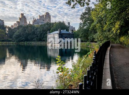 New York, NY - USA - 11. Oktober 2023 Morgenblick auf die Reflexionen im Central Park Reservoir mit dem festungsähnlichen South Gate House of the Jacqu Stockfoto