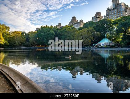 New York, NY - USA - 11. Okt. 2023 Landschaftsblick des Bordsteins Memorial Boathouse am Conservatory Water, einem Teich in einer natürlichen Höhle im Zentrum von P Stockfoto