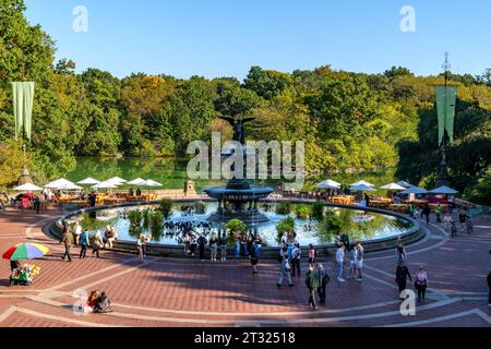 New York, NY - USA - 11. Oktober 2023 Besucheransicht rund um den historischen Bethesda Fountain. Befindet sich in der Mitte der Terrasse. Central Park in Manhatt Stockfoto