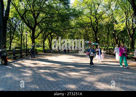 New York, NY - USA - 11. Okt. 2023 Besuchern, die entlang der Mall spazieren. Ein Fußweg, gesäumt von herrlichen Ulmen, der mitten durch New Yo verläuft Stockfoto