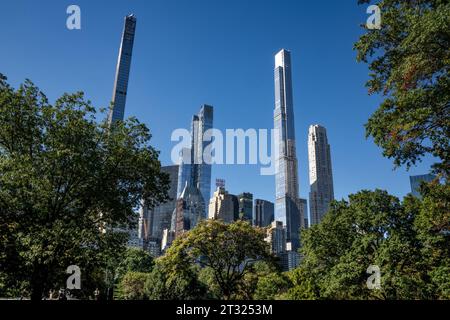 New York, NY – USA - 11. Oktober 2023 Blick auf die berühmte Skyline des Central Park South, hervorgehoben durch die engen modernen Wolkenkratzer; 111 West 57th, Central P Stockfoto