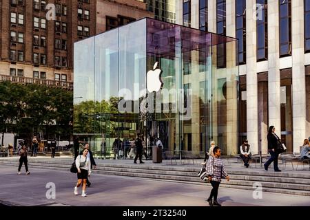 New York, NY – USA - 11. Oktober 2023 der ikonische Glaskubus-Eingang mit aufgehängtem Apple-Logo innen zur berühmten Apple Fifth Avenue, einem Apple Store Stockfoto