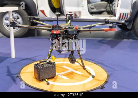 Drohne auf dem Display mit kreisförmigem Fahrwerk. Stockfoto