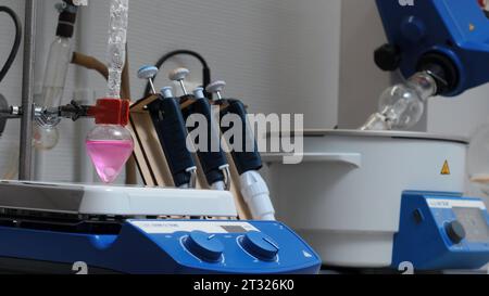 Ausrüstung im Chemielabor mit Drehkolben. Archivmaterial. Rotierende Ausrüstung und Farbflüssigkeit im Kolben im Labor. Chemikalie Stockfoto