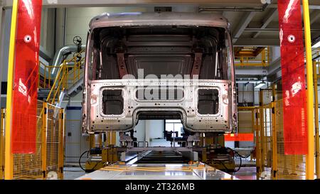Fahrzeugmontage. Szene. Die zerlegte Karosserie des Fahrzeugs, die für die Montage vorbereitet wird. Stockfoto