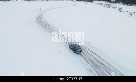 Zeitlupe von Rennwagen, die auf einer Eisbahn gleiten. Clip. Konzept von Winterdrift und Extremsport. Stockfoto