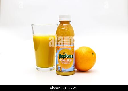 Tropicana-Fruchtsaft aus Reifen Orangen. Stockfoto