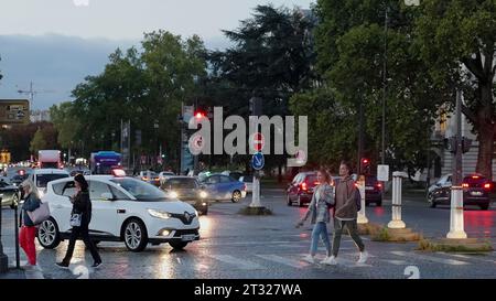 Spanien - Madrid, 15. Mai 2022: Befahrene Straße in der Stadt, starker Verkehr. Aktion. Viele Leute und Autos auf der Straße. Stockfoto