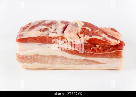 Roher Schweinebauch mit Gewürzen auf weißem Hintergrund. Stockfoto