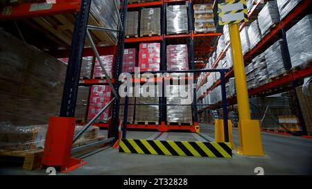 Einzelhandelslager voller Regale mit Waren in Kartons. Kreativ. Logistik- und Vertriebszentrum für weitere Produktlieferungen Stockfoto