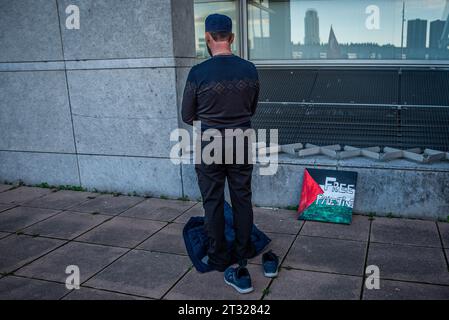 Rotterdam, Süd-Holland, Niederlande. Oktober 2023. Ein Demonstrant hält während einer pro-palästinensischen Demonstration zum Abendgebet an. Pro-palästinensische Demonstranten halten eine Kundgebung mit Reden in Rotterdam Blaak ab und marschierten dann durch die Stadt und über die berühmte Erasmus-Brücke. (Kreditbild: © James Petermeier/ZUMA Press Wire) NUR REDAKTIONELLE VERWENDUNG! Nicht für kommerzielle ZWECKE! Stockfoto