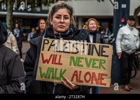 Rotterdam, Süd-Holland, Niederlande. Oktober 2023. Ein Demonstrant hält ein Schild mit der Aufschrift "Palästina wird nie allein gehen". Pro-palästinensische Demonstranten halten eine Kundgebung mit Reden in Rotterdam Blaak ab und marschierten dann durch die Stadt und über die berühmte Erasmus-Brücke. (Kreditbild: © James Petermeier/ZUMA Press Wire) NUR REDAKTIONELLE VERWENDUNG! Nicht für kommerzielle ZWECKE! Stockfoto