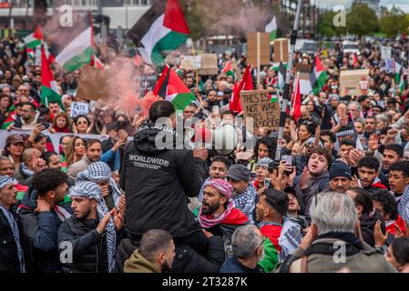 Rotterdam, Süd-Holland, Niederlande. Oktober 2023. Ein Demonstrant spricht über ein Megaphon zu Tausenden pro-palästinensischer Demonstranten. Pro-palästinensische Demonstranten halten eine Kundgebung mit Reden in Rotterdam Blaak ab und marschierten dann durch die Stadt und über die berühmte Erasmus-Brücke. (Kreditbild: © James Petermeier/ZUMA Press Wire) NUR REDAKTIONELLE VERWENDUNG! Nicht für kommerzielle ZWECKE! Stockfoto