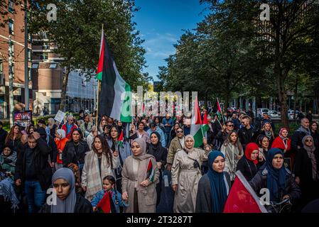 Rotterdam, Süd-Holland, Niederlande. Oktober 2023. Tausende pro-palästinensischer Demonstranten marschieren mit verschiedenen Fahnen und Spruchbändern durch das Zentrum von Rotterdam in den Niederlanden. Pro-palästinensische Demonstranten halten eine Kundgebung mit Reden in Rotterdam Blaak ab und marschierten dann durch die Stadt und über die berühmte Erasmus-Brücke. (Kreditbild: © James Petermeier/ZUMA Press Wire) NUR REDAKTIONELLE VERWENDUNG! Nicht für kommerzielle ZWECKE! Stockfoto