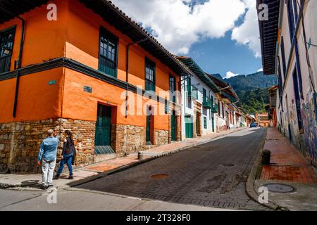 Zwei Touristen spazieren durch die Straßen des Viertels La Candelaria in Bogota, Kolumbien Stockfoto