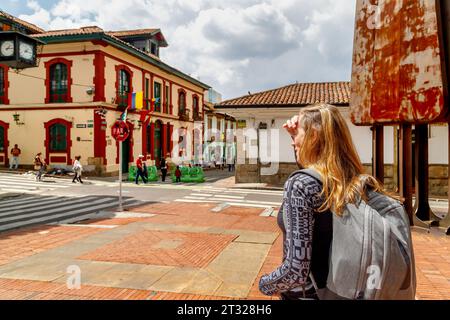 Eine Touristenfrau spaziert durch die Straßen von La Candelaria in Bogota, Kolumbien Stockfoto