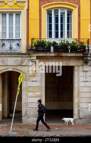 Bogota, Kolumbien - 1. Januar 2023: Mann geht mit seinem Hund vor dem Palacio Lievano, Sitz des Bürgermeisters von Bogota Stockfoto