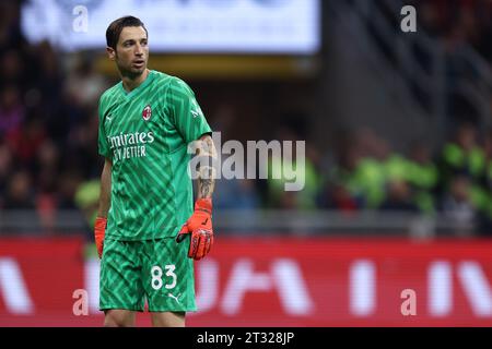 Mailand, Italien. Oktober 2023. Antonio Mirante vom AC Milan sieht sich während des Spiels der Serie A zwischen dem AC Milan und Juventus FC am 22. Oktober 2023 im Stadio Giuseppe Meazza in Mailand an. Quelle: Marco Canoniero/Alamy Live News Stockfoto