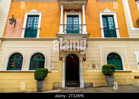 Bogota, Kolumbien - 1. Januar 2023: Fassade eines leeren Hotels und Restaurants während des neuen Jahres im Viertel La Candelaria Stockfoto