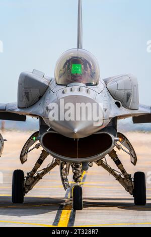 Kampfflugzeug in rollender Position. Stockfoto