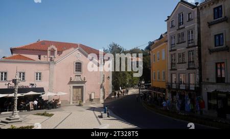 Spanien - Madrid, 15. Mai 2022: Straße in der Stadt. Aktion. Kleiner Platz mit Spaziergänger und Restaurants. Stockfoto