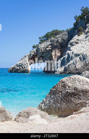 Türkisfarbenes Wasser der Cala Goloritze in Sardinien, Italien Stockfoto