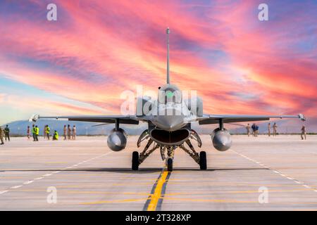 Kampfflugzeug in rollender Position Stockfoto