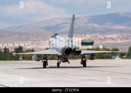 Kampfflugzeug in rollender Position Stockfoto