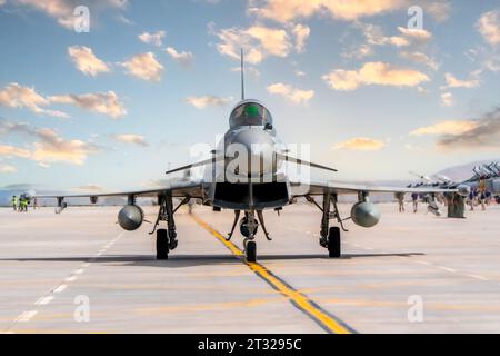 Kampfflugzeug in rollender Position Stockfoto