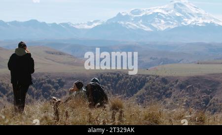 Die Familie von Touristen auf einer Reise bewundern den Blick auf die Berge. Kreativ. Wanderer auf einem Berggipfel. Stockfoto