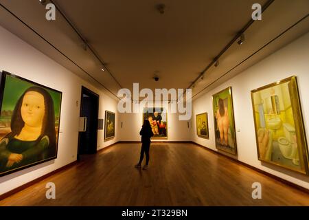 Bogota, Kolumbien - 2. Januar 2023: Weibliche Besucherin sieht sich Boteros Version von da Vincis Mona Lisa an Stockfoto