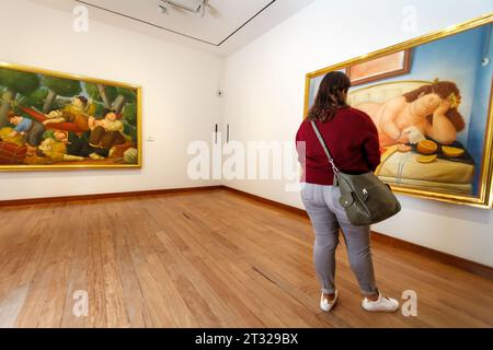 Bogota, Kolumbien - 2. Januar 2023: Weibliche Besucherinnen betrachten das Gemälde La Carta von Fernando Botero im gleichnamigen Museum Stockfoto