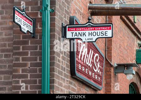 Das historische Distillery District in Toronto ist berühmt für seine viktorianische Industriebauweise und seine Restaurants, Cafés, Geschäfte, Galerien und thea Stockfoto