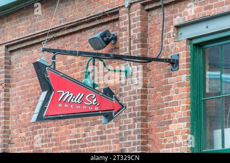 Das historische Distillery District in Toronto ist berühmt für seine viktorianische Industriebauweise und seine Restaurants, Cafés, Geschäfte, Galerien und thea Stockfoto