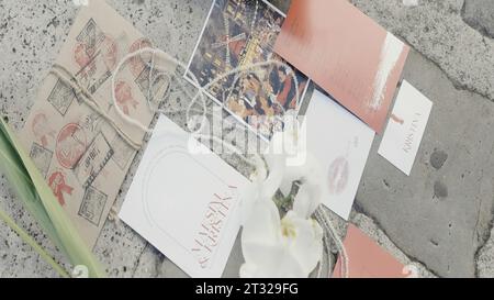 Paris - Frankreich, 20. juni 2022: Nahaufnahme von Papierkarten, die auf dem Boden liegen. Aktion. Festkarten oder Einladungen auf Asphaltstraße. Stockfoto