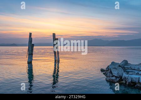 Docks am Gardasee bei Sonnenuntergang, Veneto, Italien Stockfoto