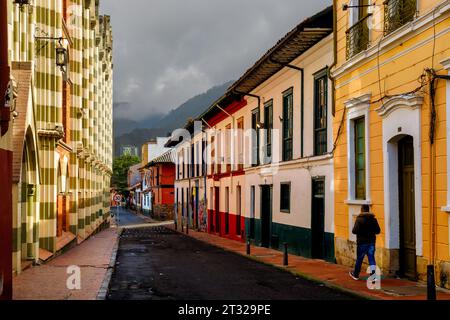Touristen spazieren durch die Straßen des Viertels La Candelaria in Bogota, Kolumbien Stockfoto