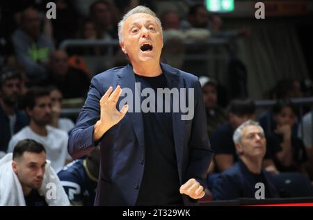 Bologna, Italien. Oktober 2023. Piero Bucchi (Cheftrainer von Banco di Sardegna Sassari) während des LBA italiens A1 Basketball Meisterschaft Match Segafredo Virtus Bologna vs. Banco di Sardegna Sassari - Bologna, Italien, 22. Oktober 2023 im Paladozza Sportpalast - Foto: Michele Nucci Credit: Unabhängige Fotoagentur/Alamy Live News Stockfoto