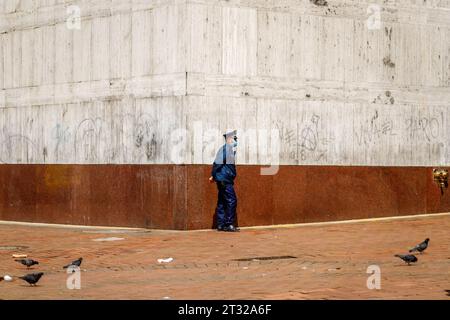 Bogota, Kolumbien - 2. Januar 2023: Sicherheitsbeamte bewachen eine Ecke im Zentrum der kolumbianischen Hauptstadt Stockfoto