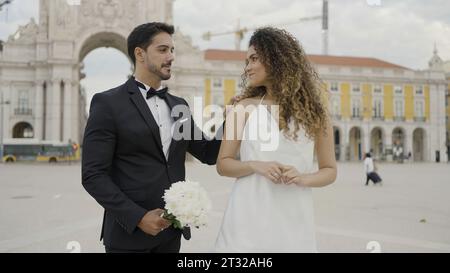 Hochzeitstag, wunderschönes Paar in Venedig. Aktion. Der Markusplatz, der junge, liebevolle Mann und Frau vereint. Stockfoto