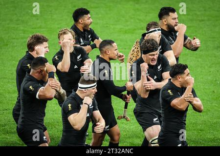 Neuseeländische Spieler spielen die Haka während der Weltmeisterschaft 2023, dem Halbfinalspiel der Rugby union zwischen Argentinien und Neuseeland am 20. Oktober 2023 im Stade de France in Saint-Denis bei Paris Stockfoto