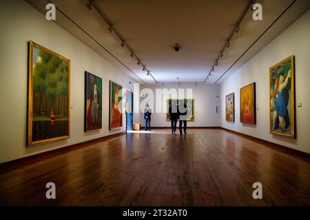 Bogota, Kolumbien - 2. Januar 2023: Ein paar Besucher besichtigen einen der Ausstellungsräume des Botero Museums Stockfoto